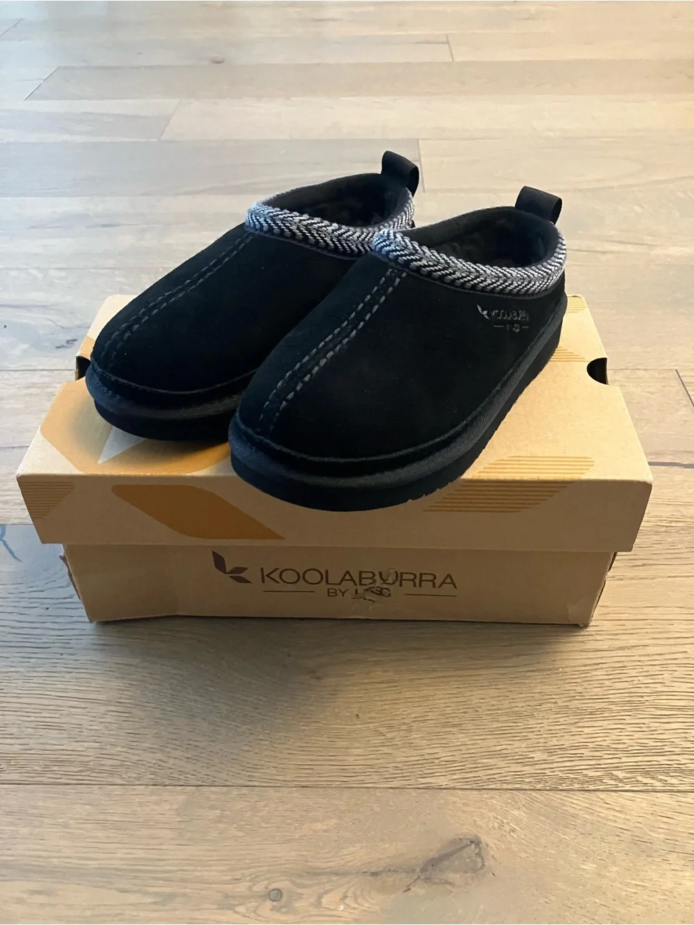 New KOOLABURRA Kids Burree Suede Black Slipper Shoes